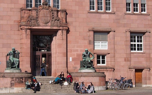 studenti před univerzitou