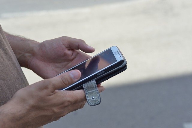 mobilní telefon u muže