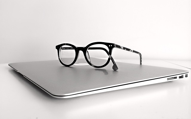 macbook s brýlemi