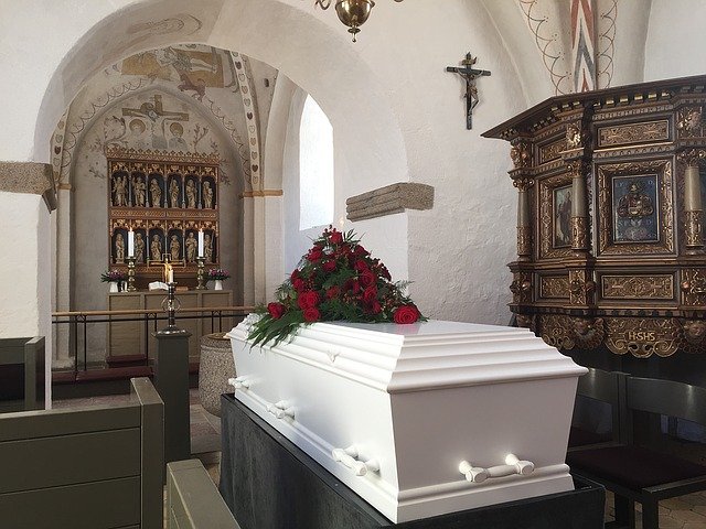 rakev připravená na pohřeb
