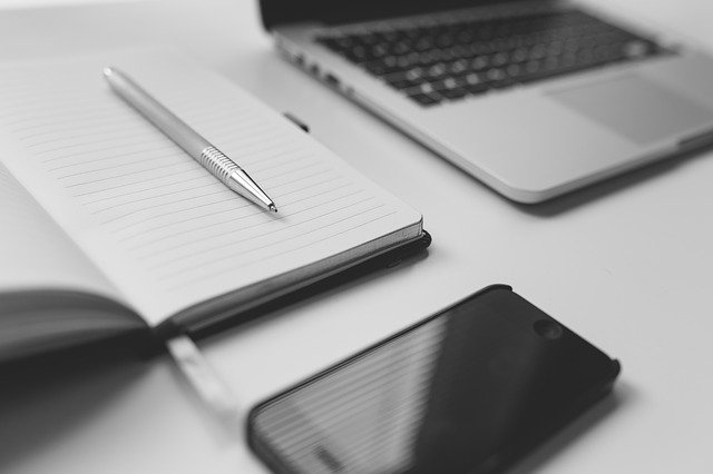 notebook a pracovní pomůcky
