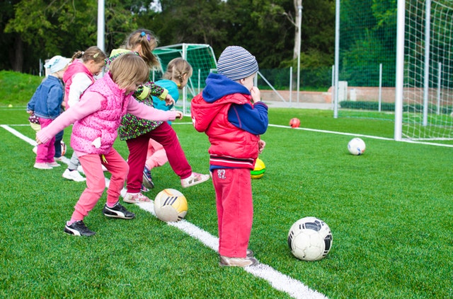 Malé děti hrající fotbal