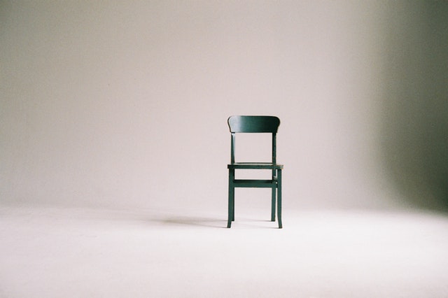 Židle stojící v prázdném pokoji