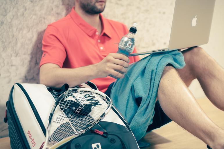 muž, který sportuje, má PC a drink…